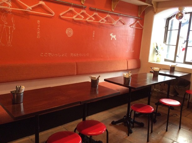 店内はオレンジ色で統一され、独創的な雰囲気