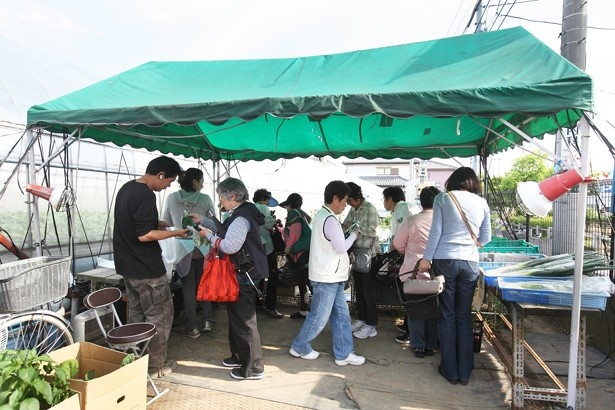 農場の隣にある直売所では「今日の枝豆は大きいね」など、客同士で会話しながら買い物を楽しむ風景が