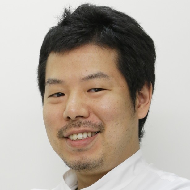アングランパの丸岡丈二シェフは｢カリッとした食感がいい。キャラメルとアーモンドの異なる歯ざわりが楽しめる｣と語る