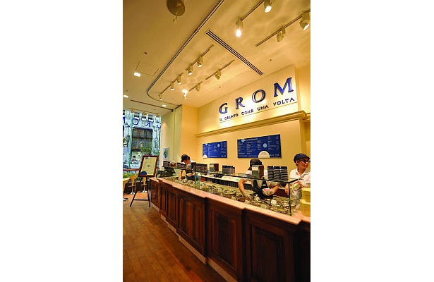 新宿マルイ1Ｆに誕生した｢GROM｣。通りに面した店内は明るくさわやかな雰囲気