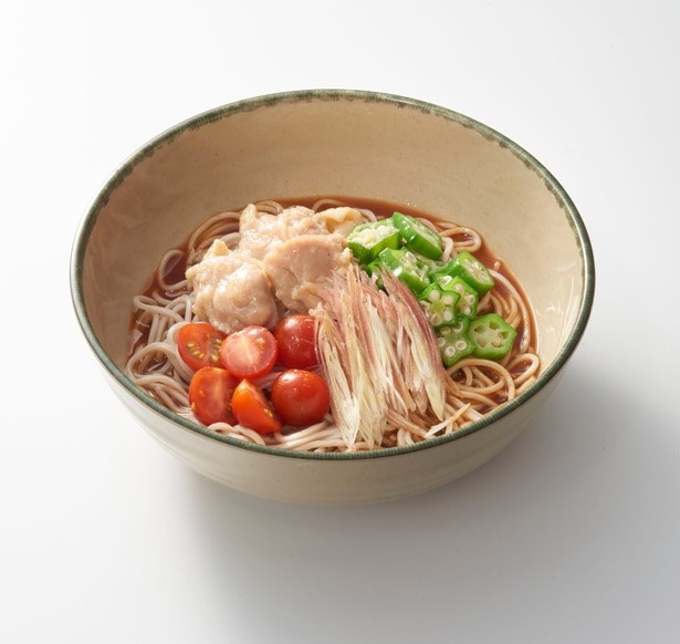 【写真を見る】メニューコンテストで「箱根そば賞」に選ばれた「夏の衝撃！ミョウガとトマトの冷しカレーそば」(500円)