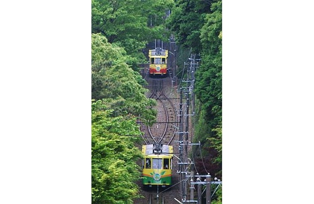 「高尾登山電鉄ケーブルカー」は、窓が大きくなって登場！
