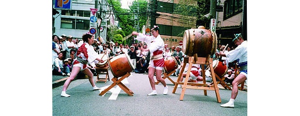 女性が中心となって行う白梅太鼓は勇ましさにホレボレ(湯島天満宮例大祭)
