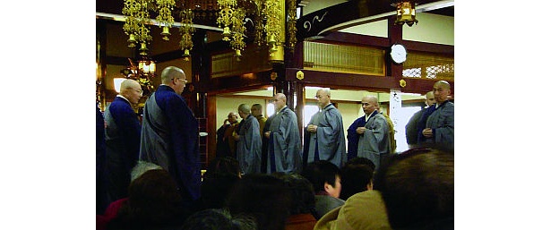 本堂が参加者でいっぱいになる｢大般若経｣の転読(とげぬき地蔵大祭)