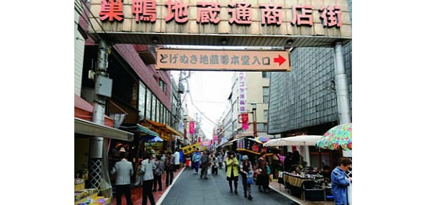 200店もの露天が軒をつらねる(とげぬき地蔵大祭)