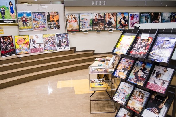 【写真を見る】多種多様なポスターやチラシがあり、映画好きにはたまらない