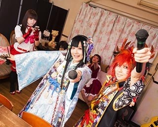 コスプレ姉妹が歌舞伎町で“妖艶”アニソンバトル！