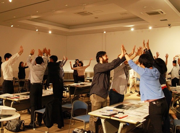 仲間や家族で楽しめる室内型の謎解き＆宝探しイベントだ