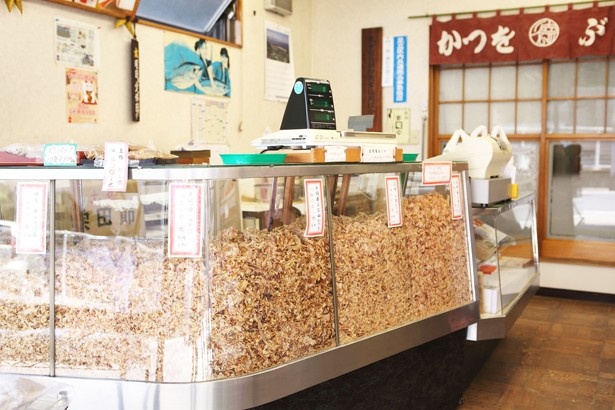【写真を見る】削り立ての香ばしい削り節を、100g～量り売りで購入できる