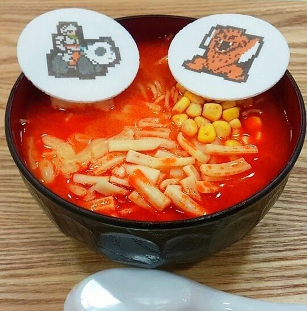 【写真を見る】「まっかいむらーメン」(800円)はその名の通り真っ赤！