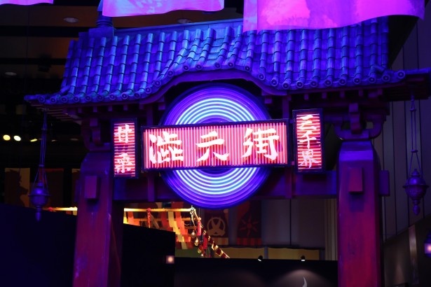 渋谷ヒカリエで開催中の「バケモノの子」展では、渋天街のモニュメントを忠実に再現！