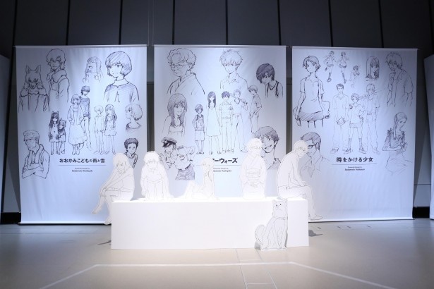 「バケモノの子」展のキャラクターデザインエリア。「おおかみこどもの雨と雪」や「時をかける少女」などのキャラクターも登場