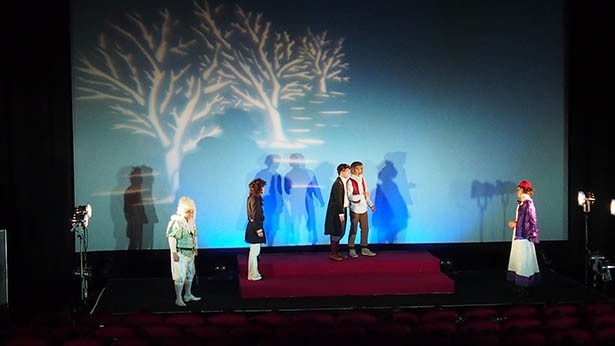 【写真を見る】ミステリー第三弾として行われた「ねらわれた革命前夜」(舞台で観劇するイメージ)