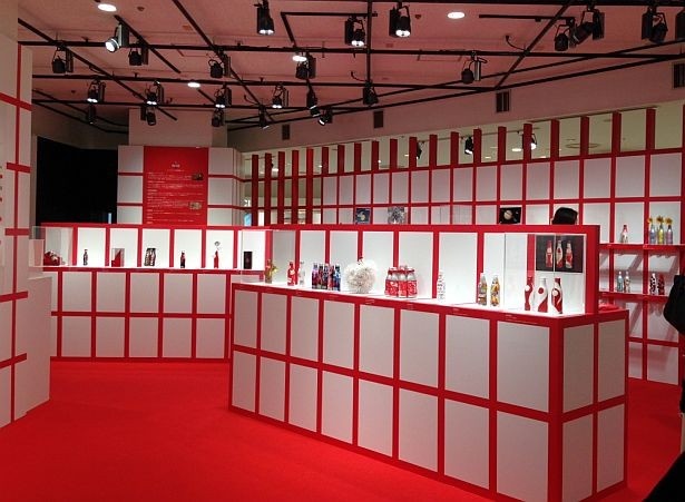 「アートスリムボトルチャリティ」の展示会場内の様子
