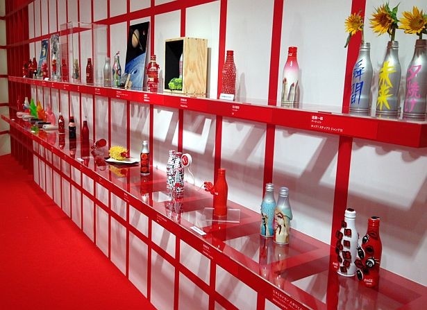 世界でただ一つの“アートスリムボトル作品”70点以上を、展示＆チャリティー販売する