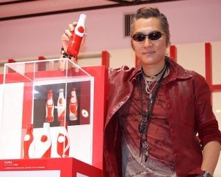石井竜也が芸術的「コカ・コーラ」ボトルを制作！