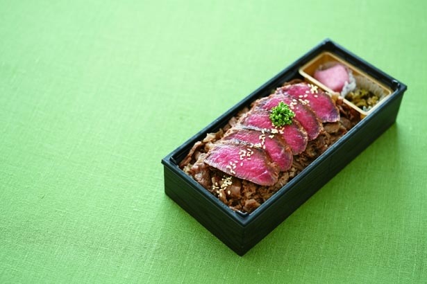 各日50食限定の「山形牛ステーキ味噌漬け弁当」(1674円)。山形牛を「あぶたま味噌」特製のつや姫麹味噌に付け込んで焼き上げた