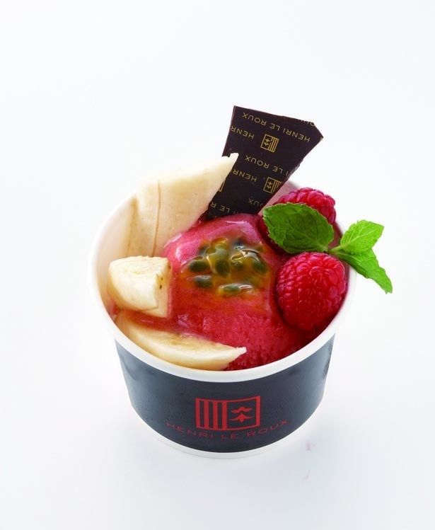 「アンリ・ルルー」と「クイーンズ フルーツ」がコラボした「パフェ ディアブル・ローズ フレ」(1個・540円)