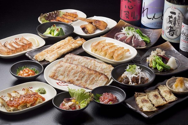 【写真を見る】羽根付きの餃子や創作餃子など、多彩な餃子が味わえる