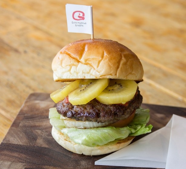GOOD MORNING CAFE＆GRILL キュウリが提供する「GMCバーガー フレッシュキウイとホットサルサソース」(税抜1050円)。ピリ辛のソースとキウイフルーツは相性抜群！