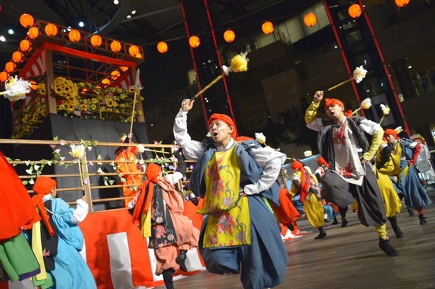 【写真を見る】約100人が踊る「劇楽」は、けやき坂通りで開催