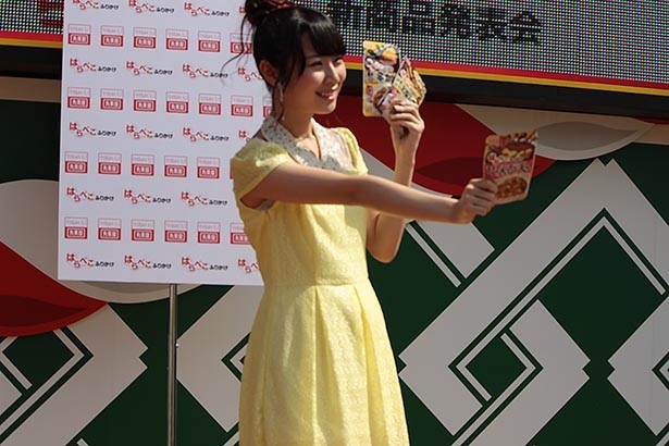 高柳明音は“えび天味”を試食して「ザクザクの食感！カツオ節が香ばしくて味がしっかりしている」と絶賛した