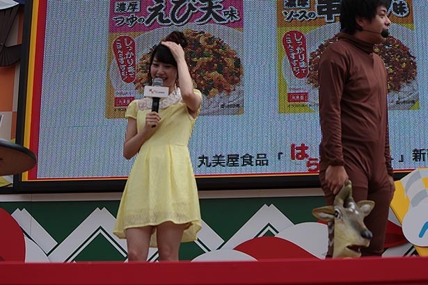 高柳明音(写真左)はバンビーノの持ちネタ“ダンソンフィーザキー”にいち早く注目していたという