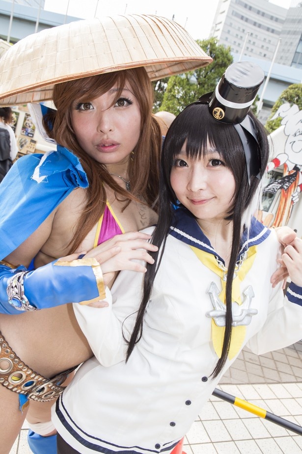 コスプレイヤー＝あきとん(写真左)、ひまり(同右)