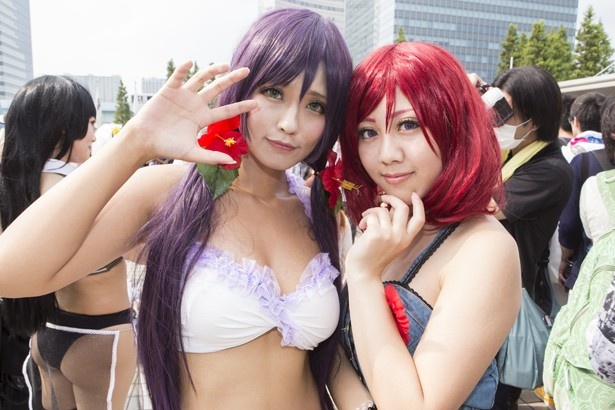 コスプレイヤー＝フラン(写真左)、あんな(同右)