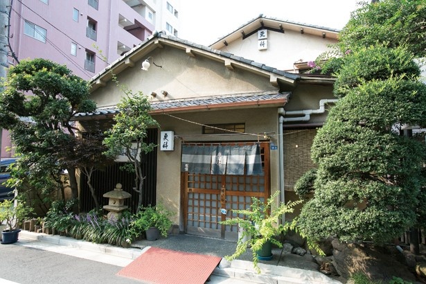 祖父の代から続いているという、風情のある店の佇まい(布恒更科)