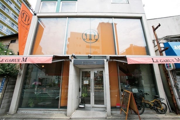2階のカフェでは、店頭のスイーツのほかドリンク類も注文できる