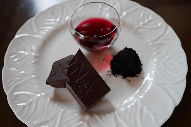 新月のケーキ(チョコレートケーキ)には赤ブドウやカカオマス、アサイーが使用されている