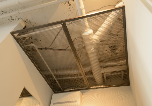 【写真を見る】配管、配線を完全に隠さないことで、建物の年月を感じられるつくりになっている
