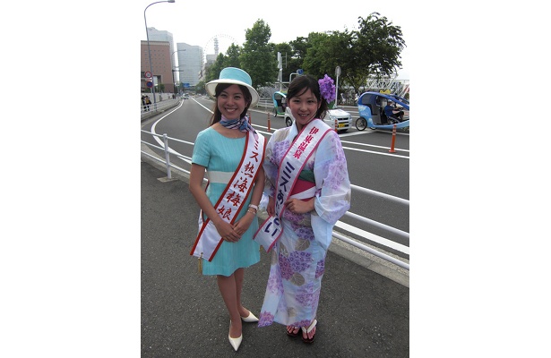 「第26代 ミス熱海梅娘」の照沼さんと「伊東温泉ミスあじさい」の西島さん
