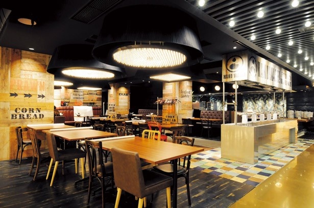 ダンシング クラブの店内に設置された手洗いコーナーには、石鹸と性能のいい乾燥機も装備