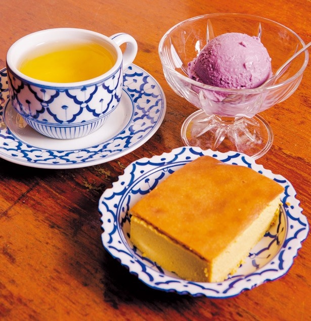 デザートも魅力的なタイ国料理 バンタイ。タイ風焼きケーキの「モーケン」(写真右・540円)はしっとりと程よい甘さ。 あっさりとした「ウベ（紫いも)アイスクリーム」(同右奥・432円)も美味