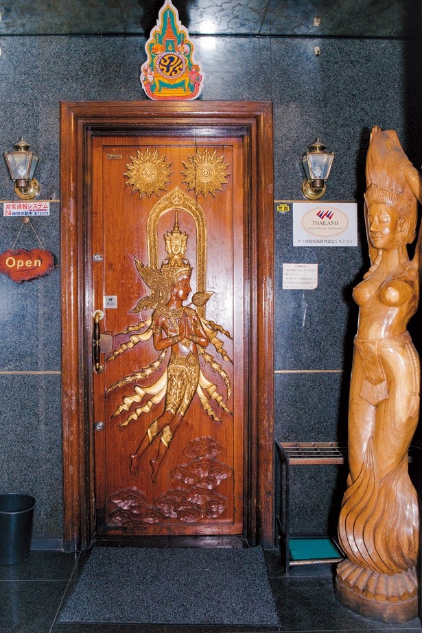 タイ国料理 バンタイの入口は、美しいデコレーションが施された扉が目を引く