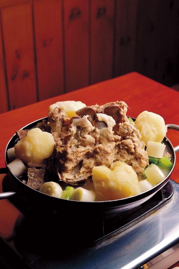 元祖 宋家ガムジャタンの「白ガムジャタン」(2人前2700円)は、あっさりとした味わい
