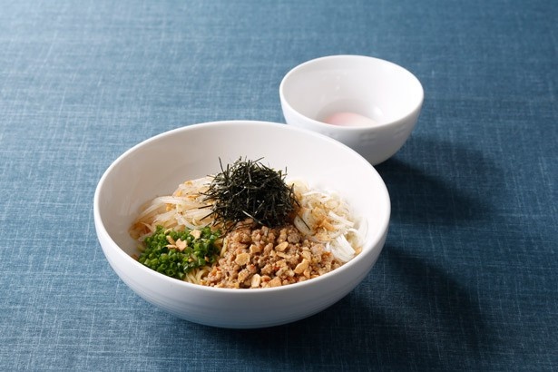 「デニーズ風 冷しまぜそば」(864円)は、唐辛子やにんにくの効いたひき肉が食欲をそそる