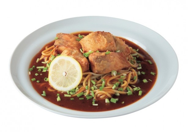【写真を見る】北海道産サーモンをザンギ(唐揚げ)にしてあんかけスパの上にオン！ボリューム満点のコラボメニュー「あんかけ怪獣ザンギラス」(890円)