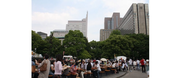 青空の下で飲むビールはおいしさも数倍!?