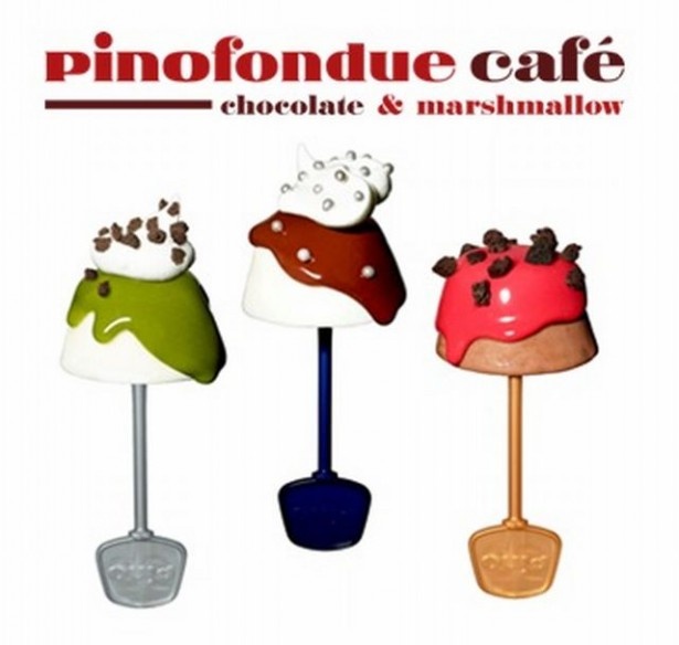 【写真を見る】「ピノフォンデュ」が楽しめるのはここだけ！初の専門店「ピノフォンデュカフェ チョコレート＆マシュマロ」が8月30日(日)までの期間限定で表参道でオープン中