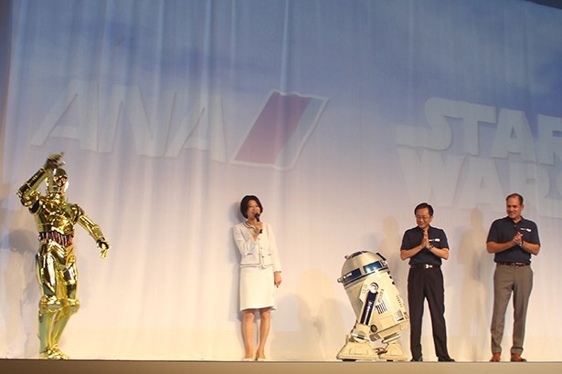 イベントにサプライズゲストとして登場した、R2-D2とC-3PO