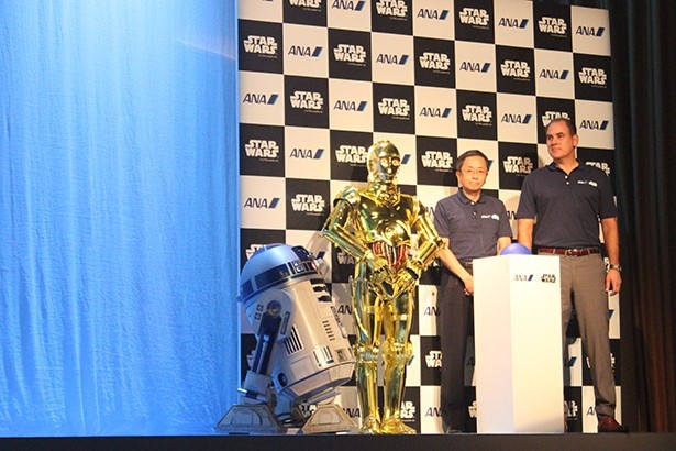 登壇者4人(？)による除幕式。ボタンを押すと「スター・ウォーズ」デザイン機体が登場する