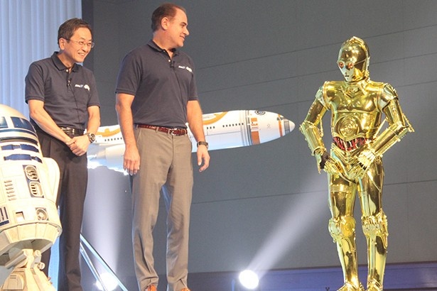 自分のデザイン機体がなくて、少し悲しそうなC-3PO