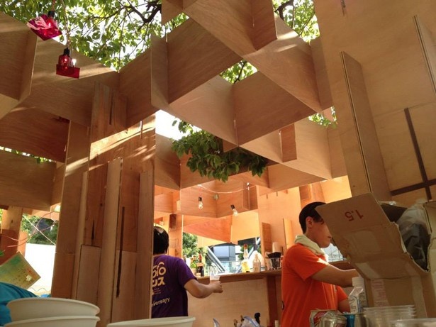 【写真を見る】昨年のBARの様子。建築を学ぶ学生たちがBARの屋台を出店
