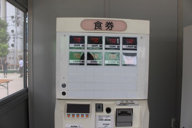 入口付近には食券機が並ぶ。1枚300円で、メニューの価格はすべて300円の倍数に設定されている