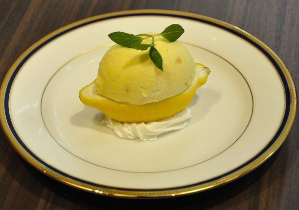 「レモンのスイーツ」は丸善京都本店限定メニュー。下はレモンゼリー、上はレモンのシャーベット