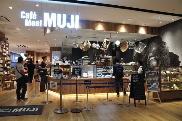 野菜中心のデリなどが食べられるカフェ＆ミール MUJIには、テラス席も設けられている
