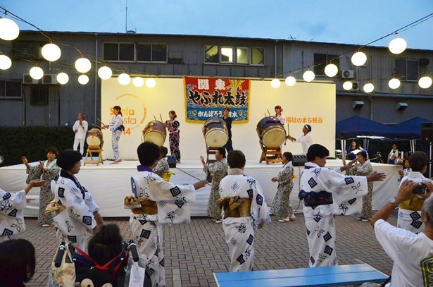 【写真を見る】ステージでは和太鼓演奏や盆踊りが行われる